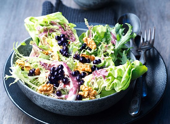 Gemischter grüner Salat mit Blaubeeren und Walnüssen
