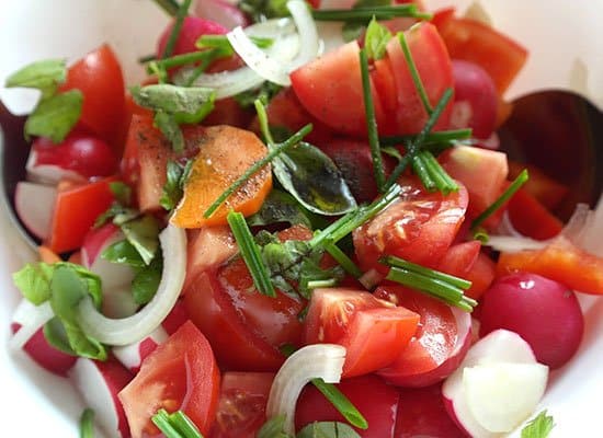 Einfacher Tomatensalat mit Radieschen und Zwiebeln | cooknsoul.de