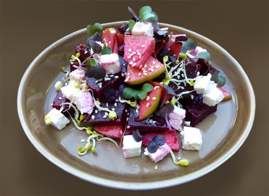 Rote Beete Salat mit Apfel, Feta und Rettichsprossen - köstlich