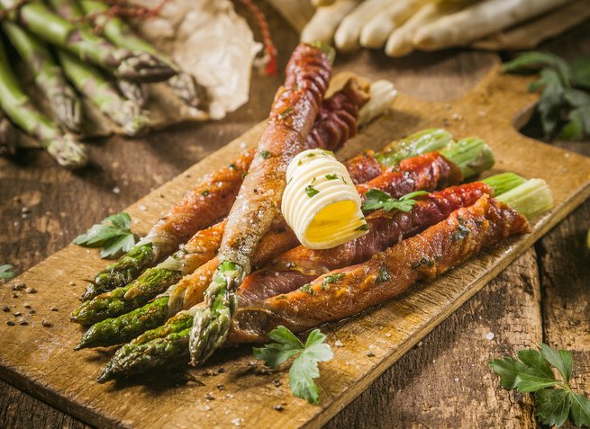 Grüner Spargel mit Schinken und Zitronen Honig Sauce