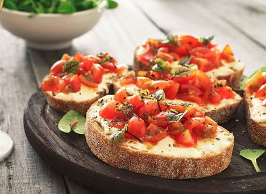 Tomaten Crostini mit Knoblauchcreme, köstlich italienisch