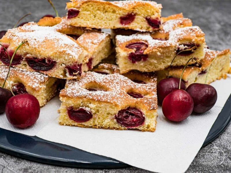 Kirschkuchen vom Blech, saftig &amp; schnell gebacken