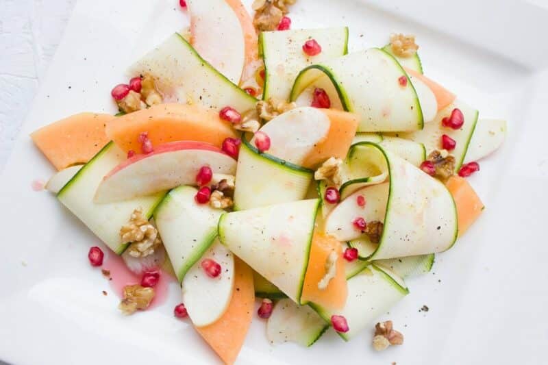 Honigmelonen Salat - mit Walnüssen und Granatapfel | cooknsoul.de