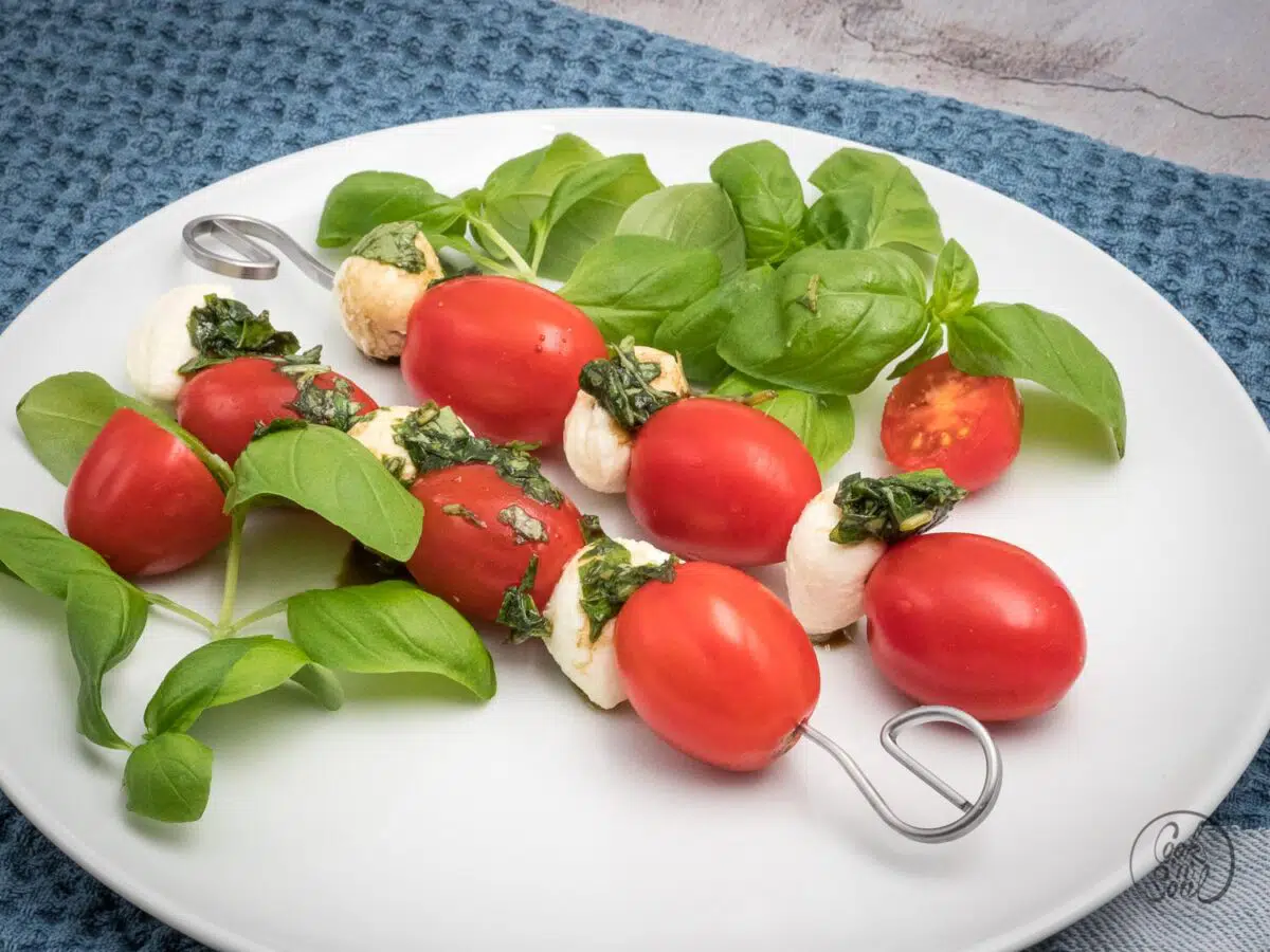 Mozzarella Tomaten Spieße mit Basilikumcreme | cooknsoul.de Mozzarella Tomaten Spieße mit Basilikumcreme | cooknsoul.de