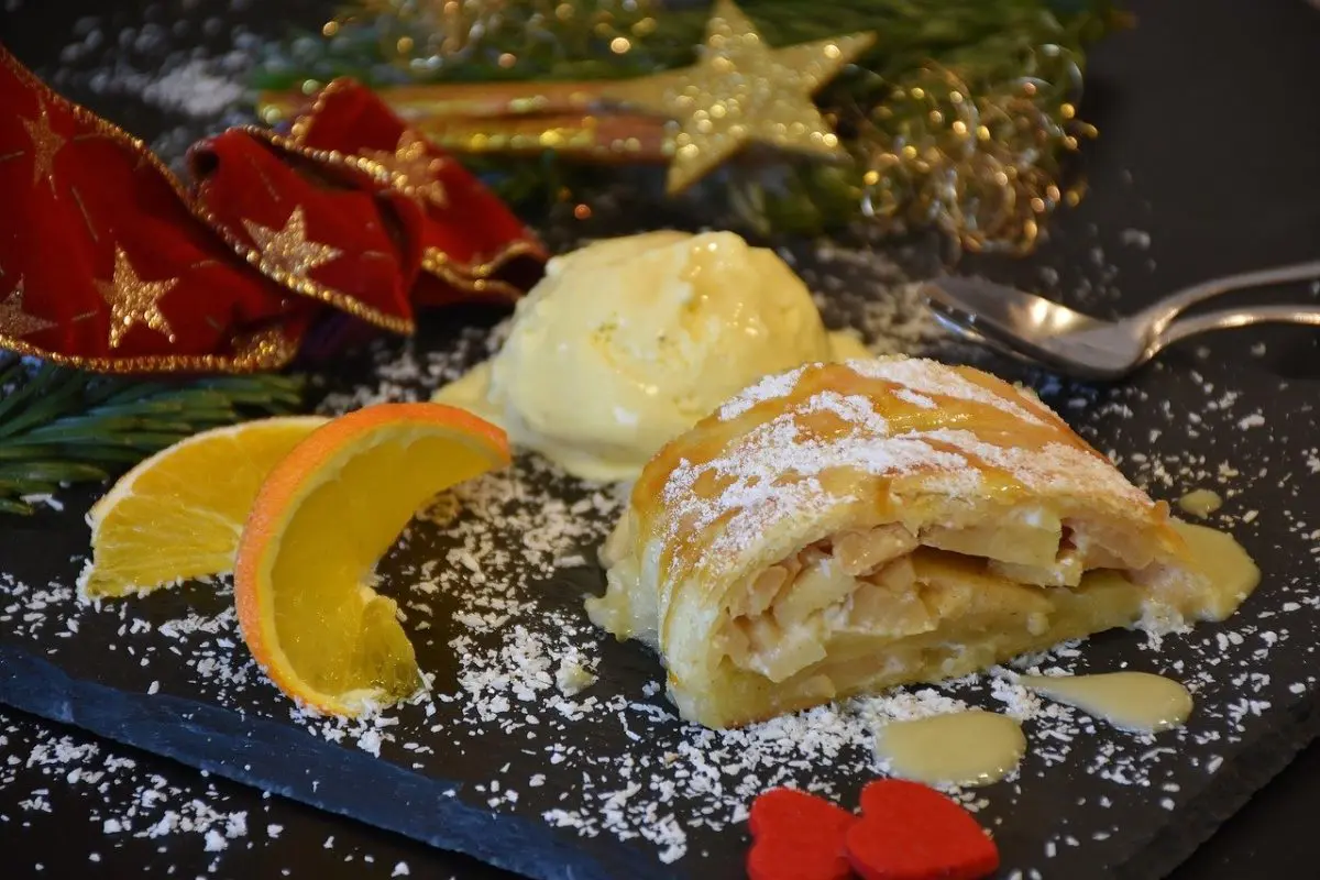 Apfelstrudel mit Vanilleeis - nach Omas Original Rezept | cooknsoul.de
