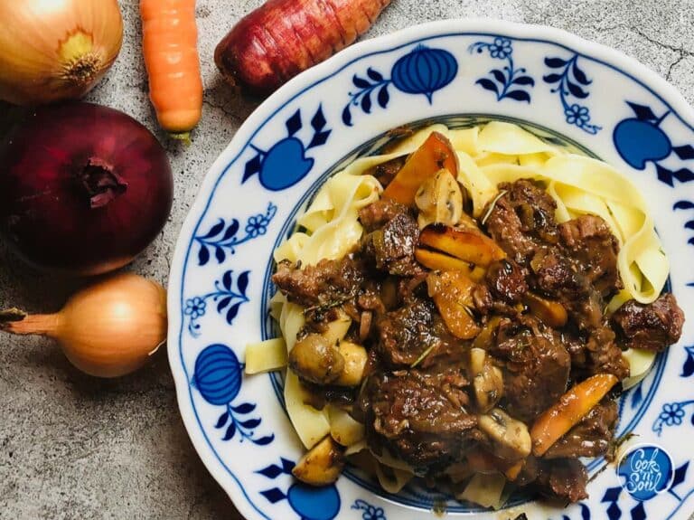 Gulasch mit Nudeln, schnell zubereitet | cooknsoul.de Gulasch mit Nudeln, schnell zubereitet | cooknsoul.de