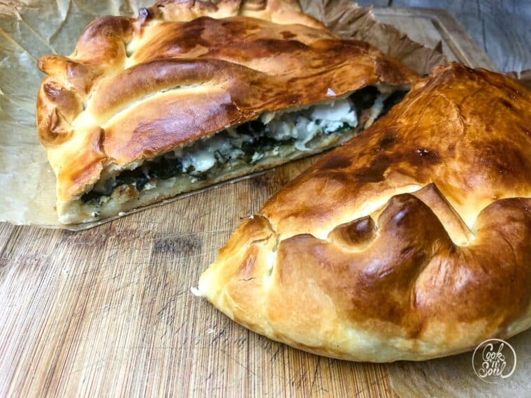 Gefülltes Pizzabrot mit Spinat und Mozzarella | cooknsoul.de